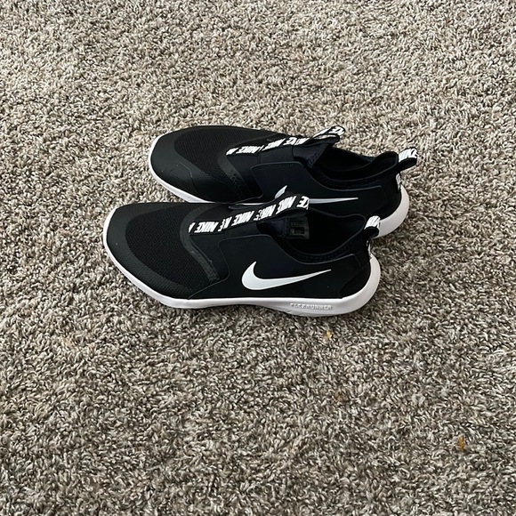Nike female running shoes - Picture 1 of 5